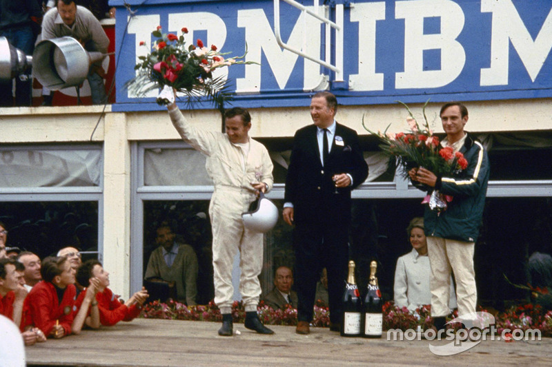 De izquierda: Henry Ford II, Bruce McLaren y Chris Amon en el podio de la victoria después de las 24 horas de Le Mans en 1966