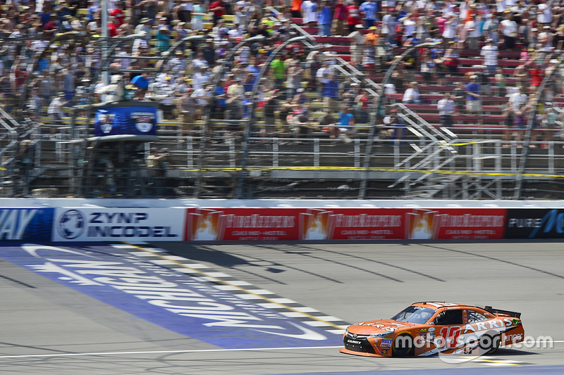 Daniel Suárez, Joe Gibbs Racing Toyota se lleva la bandera a cuadros