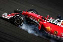 Sebastian Vettel, Ferrari SF16-H locks up under braking