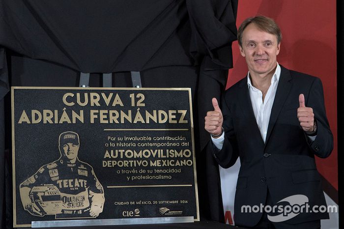 Adrián Fernández con su placa conmemorativa Curva 12 que llevara su nombre en el AUtódromo Hermanos Rodrígiuez