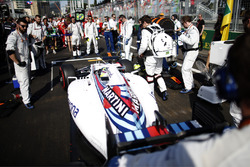 Felipe Massa, Williams FW38, arrives on the grid
