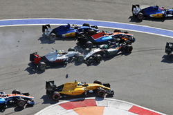 Start crash with Marcus Ericsson, Sauber C35, Rio Haryanto, Manor Racing MRT05, Esteban Gutierrez, Haas F1 Team VF-16 and Nico Hulkenberg, Sahara Force India F1 VJM09