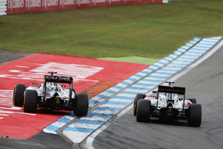 Фернандо Алонсо, McLaren MP4-31 и Серхио Перес, Sahara Force India F1 VJM09 - борьба за позицию