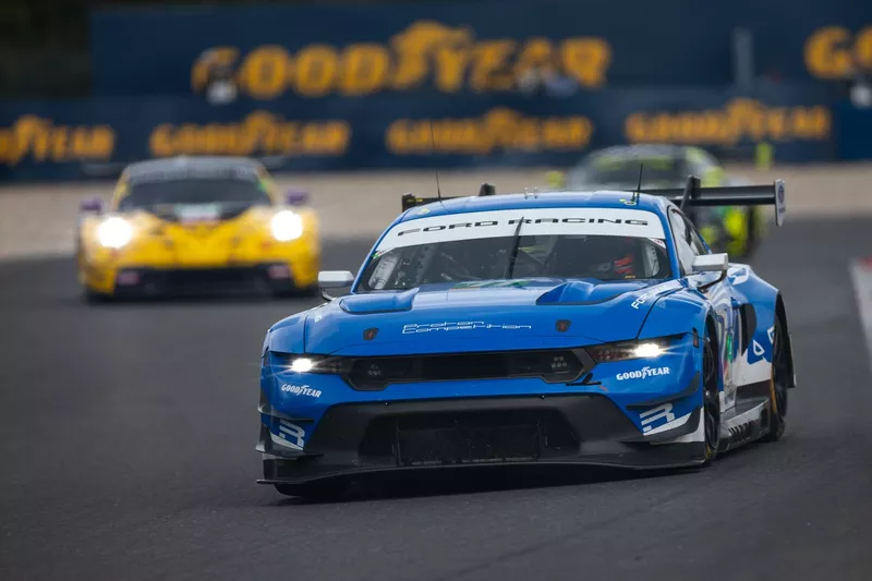 N.º 77: Ford Mustang LMGT3 de Proton Competition: Eric Powell, Ben Tuck, Sebastian Priaulx