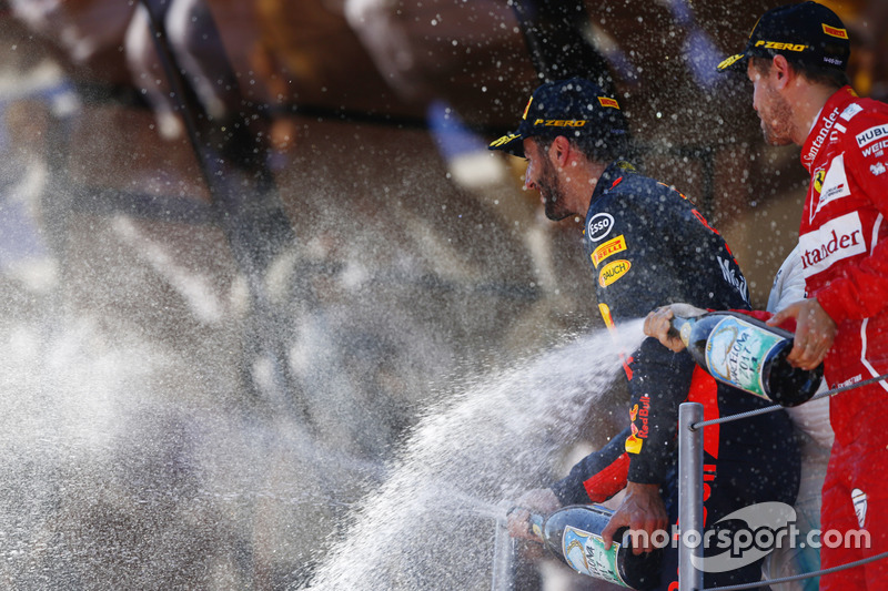 Podium : le troisième, Daniel Ricciardo, Red Bull Racing sur le podium, le deuxième, Sebastian Vettel, Ferrari