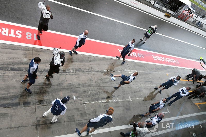 Felipe Massa, Williams and the Williams mechanics play football in pit lane