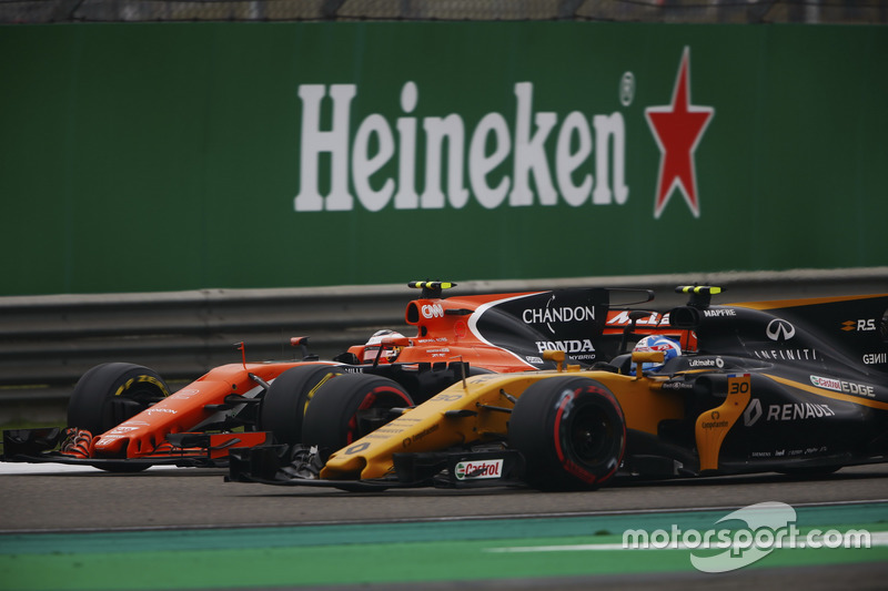 Stoffel Vandoorne, McLaren MCL32, battles Jolyon Palmer, Renault Sport F1 Team RS17