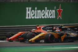 Stoffel Vandoorne, McLaren MCL32, battles Jolyon Palmer, Renault Sport F1 Team RS17