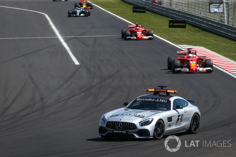 Safety Car leads out the field