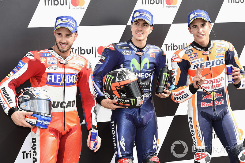 Le poleman Maverick Viñales, Yamaha Factory Racing, le deuxième, Andrea Dovizioso, Ducati Team, le troisième, Marc Marquez, Repsol Honda Team