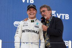 Eddie Jordan, TV Pundit, Channel 4 F1, interviews Race winner Valtteri Bottas, Mercedes AMG F1