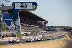 Start: #7 Toyota Gazoo Racing Toyota TS050 Hybrid: Mike Conway, Kamui Kobayashi, Stéphane Sarrazin aan de leiding