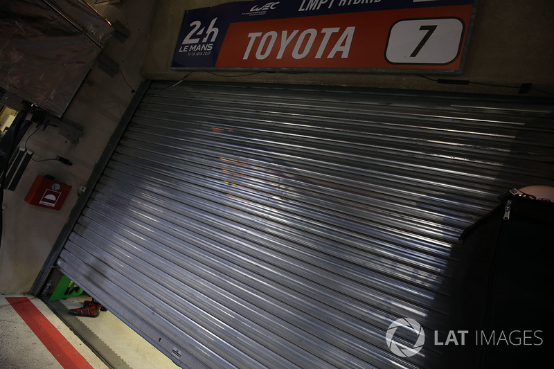 La puerta del garaje del #7 Toyota Gazoo Racing Toyota TS050 Hybrid: Mike Conway, Kamui Kobayashi, S