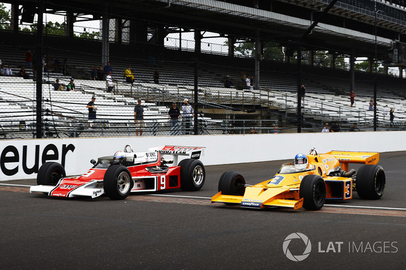 Johnny Rutherford, McLaren M16, és Mario Andretti, McLaren M24