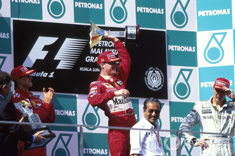 Podio: ganador de la carrera Eddie Irvine, Ferrari, segundo lugar Michael Schumacher, tercer lugar M