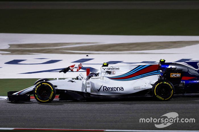 Lance Stroll, Williams FW40, choca con Carlos Sainz Jr., Scuderia Toro Rosso STR12