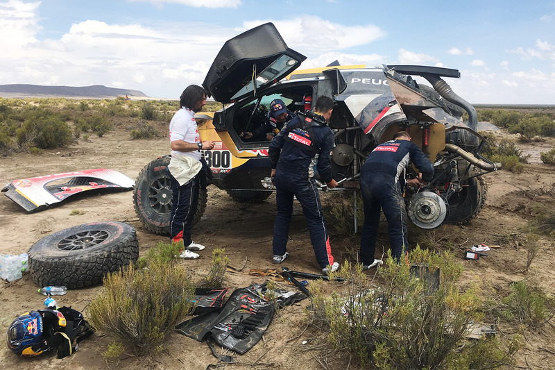 #300 Peugeot Sport Peugeot 3008 DKR: Stéphane Peterhansel, Jean-Paul Cottret es ayudado por Cyril Despres, David Castera
