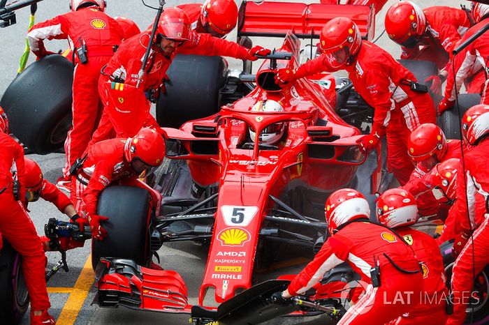 Sebastian Vettel, Ferrari SF71H, hace un pit stop