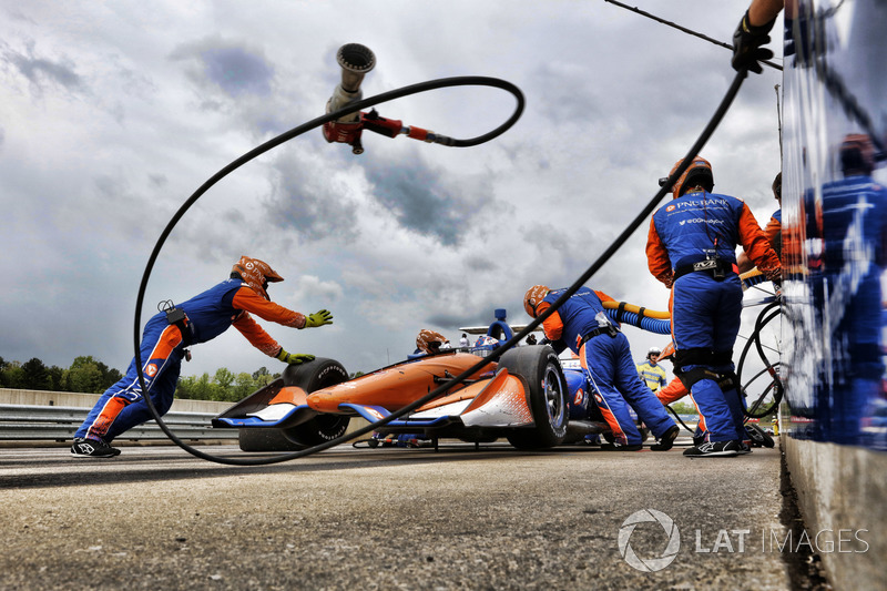 Scott Dixon, Chip Ganassi Racing Honda, pit stop