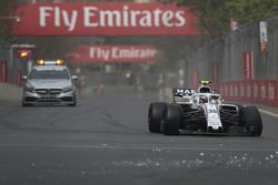 Sergey Sirotkin, Williams FW41 with broken front suspension