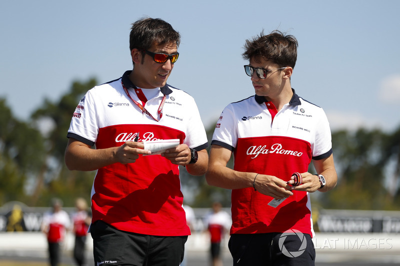 Charles Leclerc, Sauber, cammina lungo il circuito