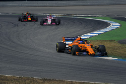 Fernando Alonso, McLaren MCL33, Esteban Ocon, Force India VJM11 ve Daniel Ricciardo, Red Bull Racing RB14