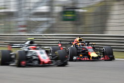 Daniel Ricciardo, Red Bull Racing RB14 et Kevin Magnussen, Haas F1 Team VF-18