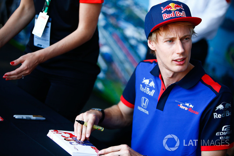 Brendon Hartley, Toro Rosso, signs autographs for fans