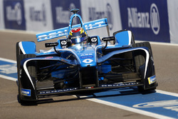 Sébastien Buemi, Renault e.Dams, returns to the pits with damage