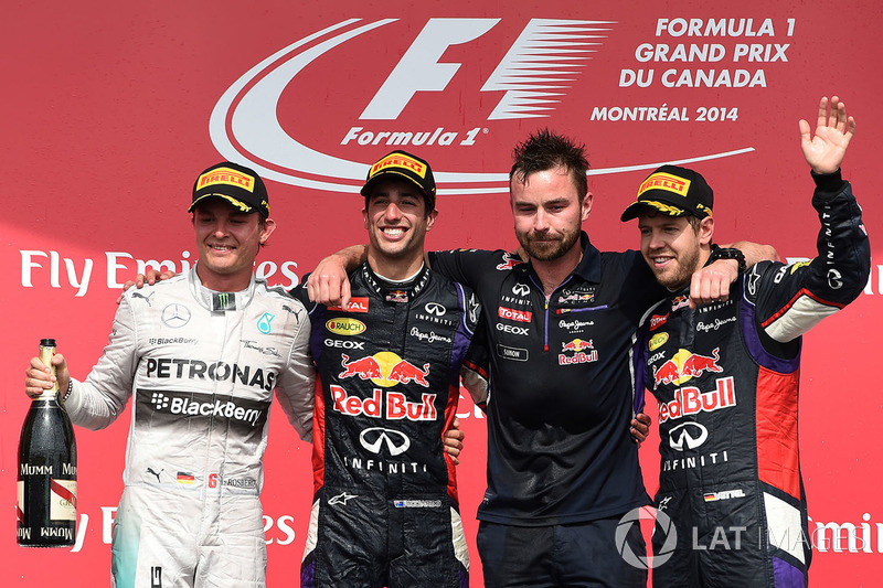 Podio: ganador de la carrera Daniel Ricciardo, Red Bull Racing, segundo lugar Nico Rosberg, Mercedes AMG F1, Simon Rennie, ingeniero de carrera de Red Bull Racing y tercer puesto Sebastian Vettel, Red Bull Racing