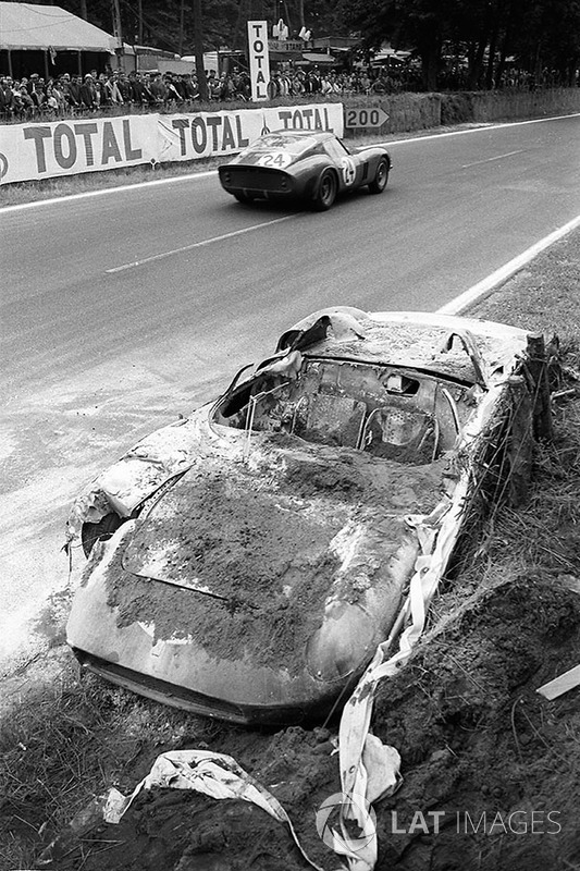 El coche quemado Ferrari 250P #0812 de John Surtees y Willy Mairesse pasa por el Ferrari 250 GTO #4293GT of Jean Beurlys y Gerard Langlois von Ophem