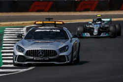 La voiture de sécurité devant Valtteri Bottas, Mercedes AMG F1 W09