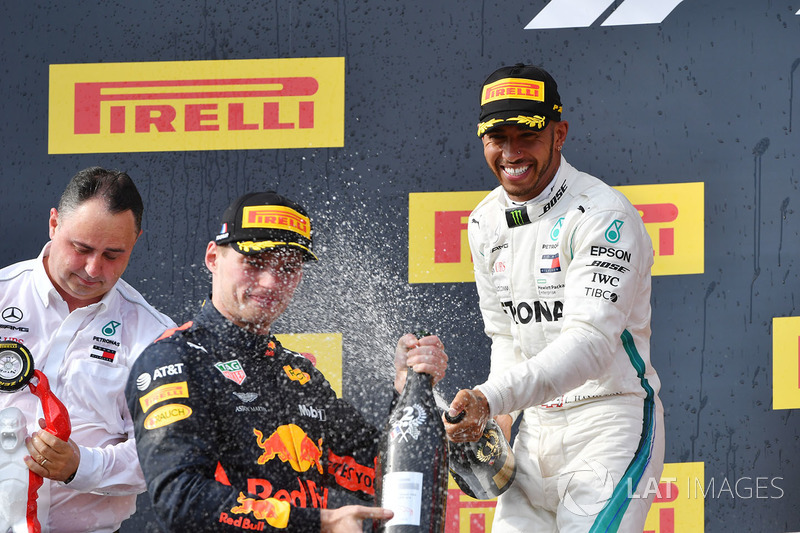 Max Verstappen, Red Bull Racing e Lewis Hamilton, Mercedes-AMG F1, festeggiano sul podio con lo champagne