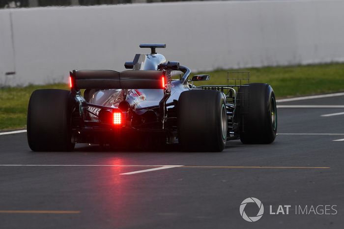 Lewis Hamilton, Mercedes-AMG F1 W09 con luces traseras