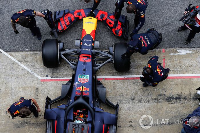 Daniel Ricciardo, Red Bull Racing RB14, entra a pits