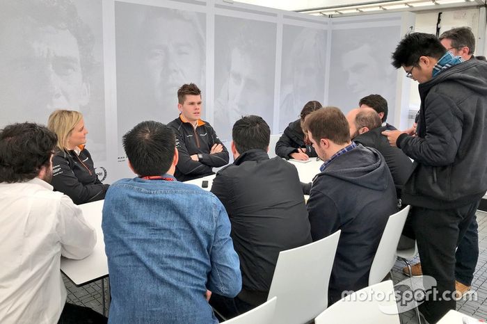 Rudy van Buren con los medios