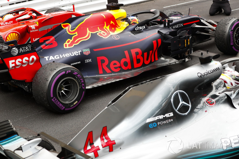 Le deuxième, Sebastian Vettel, Ferrari SF71H, le vainqueur Daniel Ricciardo, Red Bull Racing RB14, le troisième, Lewis Hamilton, Mercedes AMG F1 W09, arrive dans le Parc Fermé
