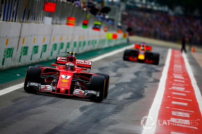 Kimi Raikkonen, Ferrari SF70H, Daniel Ricciardo, Red Bull Racing RB13, fuera de pits
