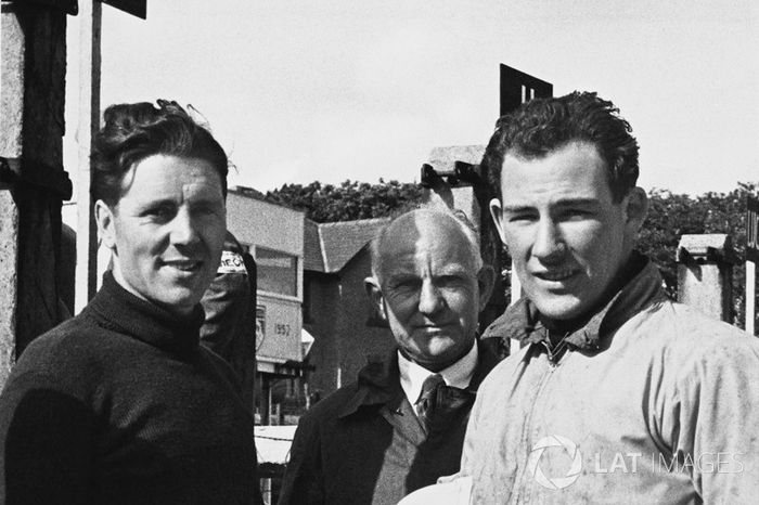 Geoff Duke and Stirling Moss talk in the pits