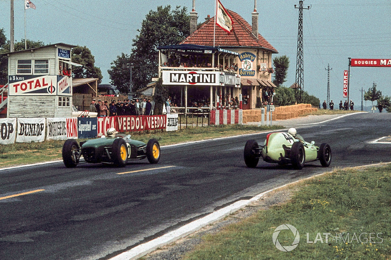 Olivier Gendebien, Cooper Climax T51 leads Innes Ireland, Lotus Climax 18