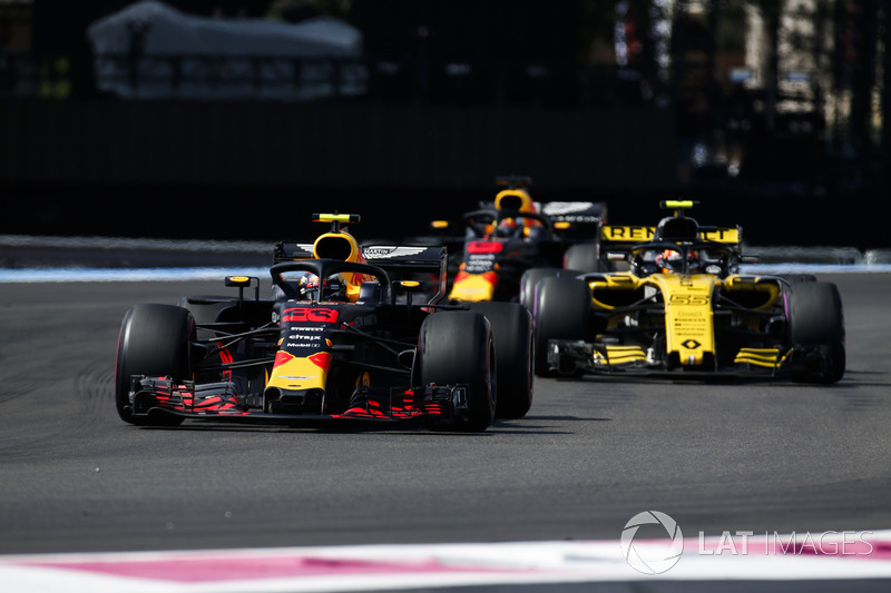 Max Verstappen, Red Bull Racing RB14, Carlos Sainz Jr., Renault Sport F1 Team R.S. 18, Daniel Ricciardo, Red Bull Racing RB14