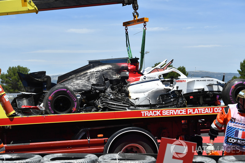 The crashed car of Marcus Ericsson, Sauber C37 is recovered in FP1