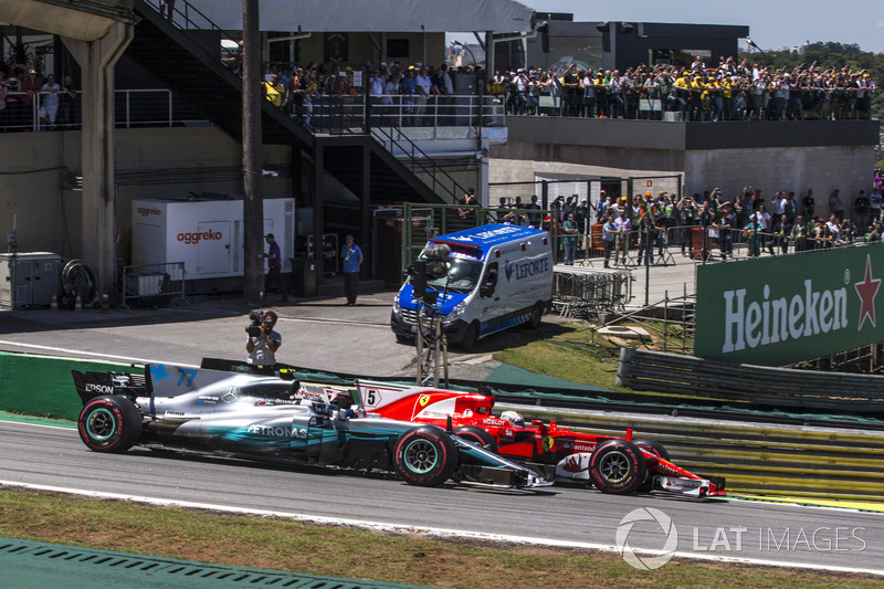 Sebastian Vettel, Ferrari SF70H ve Valtteri Bottas, Mercedes-Benz F1 W08 pozisyon mücadelesi