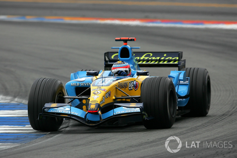 Race winner Fernando Alonso, Renault R25