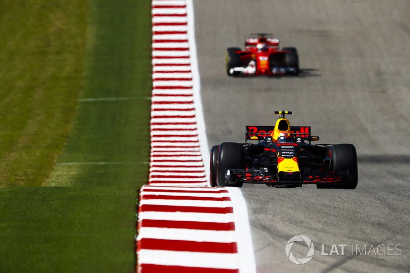 Max Verstappen seria o terceiro, após ultrapassagem em cima de Kimi, mas os comissários entenderam que ele se beneficiou da área externa da pista para ganhar vantagem e o puniram com 5 segundos em seu tempo.