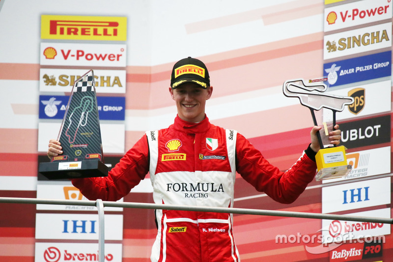 Podio: Ganador de la carrerar #11 Formula Racing Ferrari 488: Nicklas Nielsen