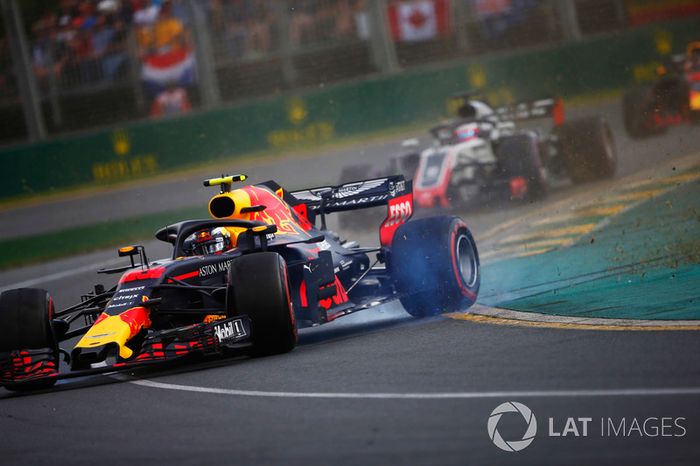 Max Verstappen, Red Bull Racing RB14 Tag Heuer, gira frente de  Romain Grosjean, Haas F1 Team VF-18 Ferrari