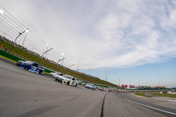 Pace-Laps: Martin Truex Jr., Furniture Row Racing, Toyota Camry Auto-Owners Insurance, Erik Jones, Joe Gibbs Racing, Toyota Camry Freightliner