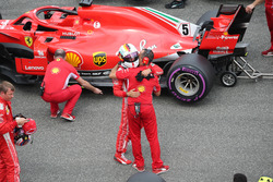 Il poleman Sebastian Vettel, Ferrari, festeggia nel parco chiuso