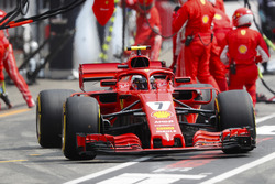 Kimi Raikkonen, Ferrari SF71H, effettua un pit stop